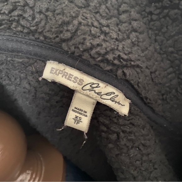 Express black pullover jacket - Picture 3 of 3